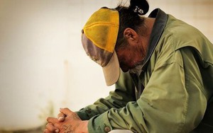 Mẹ tôi thu nhập 3 tỷ mỗi năm, bố thì đi khắp nơi vay tiền nhưng luôn nói yêu thương con cái và sự thật nực cười phía sau