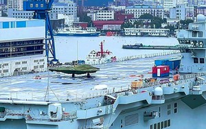 Phát hiện máy bay lạ "phủ bạt xanh" trên tàu 40.000 tấn của Trung Quốc