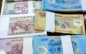 Người đổi tiền mới, tiền lẻ dịp Tết có thể bị phạt tới 40 triệu đồng, tịch thu toàn bộ tiền nếu vi phạm điều này