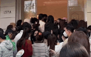 Người Việt chi gần 300 tỷ đồng mua áo dài Tết