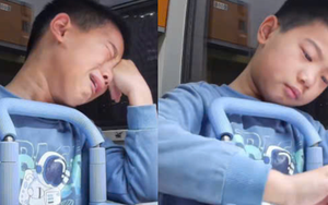 11 giây sụp đổ của một cậu bé khiến nhiều người lớn lặng người