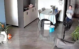 Xem lại camera giám sát, người mẹ tan nát cõi lòng vì tiếng gọi của con