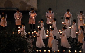 Lễ hội nhìn qua khiến nhiều người “nổi da gà” tại một trường ĐH: Câu chuyện đằng sau lại quá ý nghĩa!