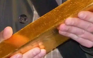 Đào được 35 kg vàng, người đàn ông mang 1 thỏi đi bán, nhân viên ngân hàng xem xong lập tức báo công an