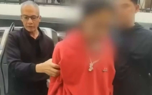 Nghe bố tố mẹ ngoại tình với hàng xóm, con trai cầm súng tìm “kẻ thứ 3” và cái kết ám ảnh