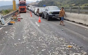 4 ô tô va chạm trên cao tốc Cam Lâm - Vĩnh Hảo, ùn tắc kéo dài