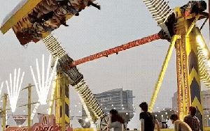 Rùng mình khoảnh khắc đu quay khổng lồ đổ sập, 1 cảnh sát thiệt mạng