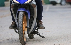 Mức phạt cao nhất khi đi xe máy mà không gạt chân chống