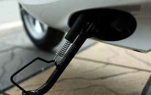Người dân lưu ý: Không gạt chân chống xe máy có thể bị phạt đến 14 triệu đồng theo Nghị định 168