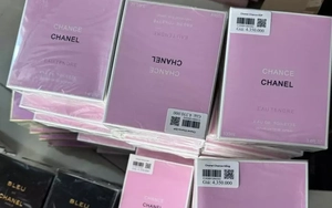 Triệt phá đường dây buôn bán 10.000 chai nước hoa Chanel, BVL, Versace giả