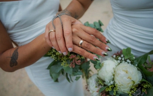 Hai người vợ của cùng một người đàn ông kết hôn với nhau sau khi chồng qua đời