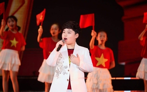 Ca sỹ nhí Dương Đức Hải hát cùng DTAP trong chương trình Xuân Quê Hương