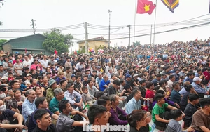 Biển người đổ về sông Đáy xem các đô vật