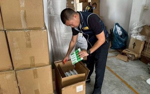 Một thiếu tướng chỉ huy cuộc đột kích, phát hiện hơn 120.000 tuýp kem đánh răng, mỹ phẩm giả trị giá gần 5 tỷ đồng