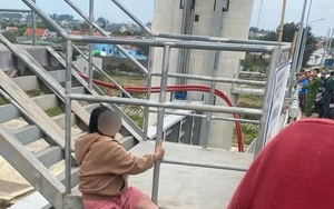 Giải cứu thai phụ leo ra lan can cầu đòi tự tử