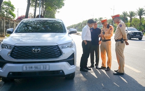 Dừng xe sai quy định gần sân bay, tài xế phân trần ‘chỉ chờ khách một lúc’