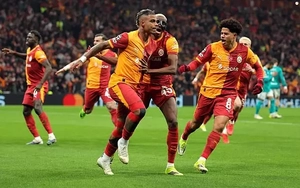 Liverpool gục ngã trước Galatasaray, điểm yếu phạt góc tiếp tục trả giá