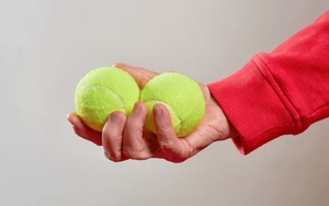 Vì sao khi đi máy bay bạn nên mang theo một quả bóng tennis?