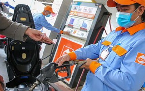 Giá dầu thế giới giảm, vì sao xăng dầu trong nước chưa thể "hạ nhiệt"?