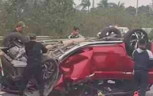 Ô tô con lật úp, biến dạng sau va chạm với xe đầu kéo trên cao tốc