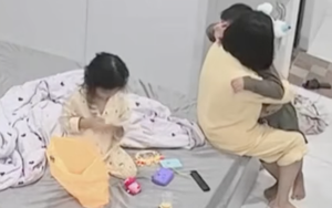 Cậu bé bật khóc vì nhớ bố đã khuất, cái ôm của mẹ kế khiến dân mạng rơi lệ