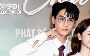 Bắt gặp cặp sao Việt hết ghẹo nhau lại ôm eo giữa sự kiện, tình thế này là muốn công khai lắm rồi đúng không