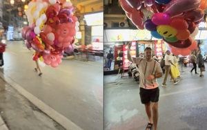 Mua bóng bay giá 1 triệu ở phố cổ Hà Nội, khách Tây bất ngờ chạy nhảy giữa đường đầy khó hiểu