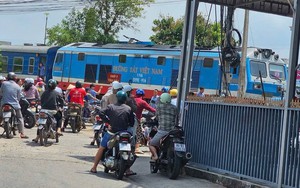 Cục CSGT lên tiếng về clip "ma che mắt" loạt tài xế vượt đường ray tàu hỏa khi chuông báo