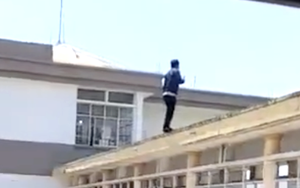 Người đàn ông rơi từ tầng cao bệnh viện sau cuộc điện thoại