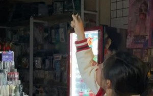 Thấy tiền lì xì gửi ngân hàng lãi quá thấp, bé gái 12 tuổi mở cửa hàng văn phòng phẩm rồi thuê mẹ làm nhân viên, trả lương 350 nghìn/ngày