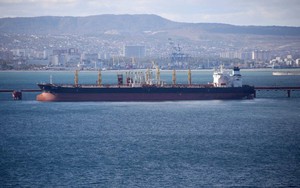 Đang di chuyển thì Mỹ bất ngờ 'bật đèn xanh', hơn 19 triệu thùng dầu Nga lênh đênh trên biển