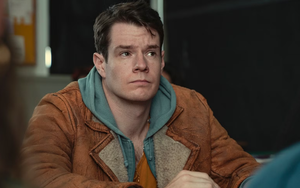 Xem phim Sex Education, tôi chỉ muốn tự tát mình 1 cái: Con trai tổn thương như vậy mà người làm bố lại hời hợt, cười nhạo!