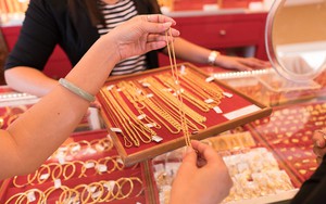 Con trai 16 tuổi khuyên mẹ tích trữ vàng suốt 3 năm, người phụ nữ lãi đậm 1,4 tỷ: "Thằng bé xem tin tức rồi dự đoán"