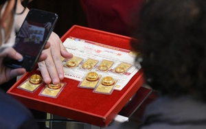 Giá vàng giảm mạnh, người mua vàng cách đây 1 tuần đã lỗ hơn 5 triệu đồng/lượng