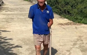 Cụ ông kẹp chặt rắn hổ mang trên tay đi giữa đường khiến nhiều người hoảng hốt: Người nhà lập tức đưa đi cấp cứu ngay sau đó