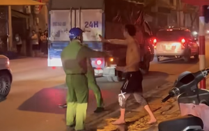 Khống chế gã thanh niên cầm 2 con dao dọa chém người đi đường ở Hà Nội