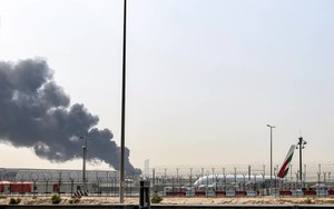 Khoảnh khắc bồn nhiên liệu tại sân bay Dubai nổ tung vì drone, chuyến bay bị huỷ hàng loạt