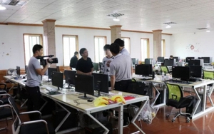 Kiểm tra đột xuất 1 khách sạn, phát hiện 40 máy tính và 100 điện thoại hoạt động 24/7, phanh phui đường dây lừa đảo hơn 38 tỷ đồng