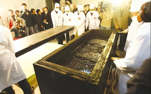 Bật nắp quan tài cổ 700 năm, chuyên gia sững sờ: Lỗ chân lông người phụ nữ vẫn rõ, tay còn cầm vật lạ