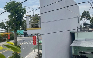 Ngôi nhà “mỏng nhất Cần Thơ” chỉ rộng vài chục cm gây bão mạng, chủ nhà 71 tuổi lên tiếng: “Gia đình tôi rất phiền…”