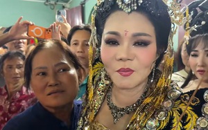 Nữ NSƯT từ Mỹ về: Khán giả vây chật cứng, trợ lý phải kêu gọi