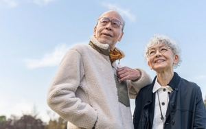 Cặp vợ chồng già đi taxi qua 4 nơi quen thuộc mà không xuống xe, người vợ không nói một lời... Câu chuyện phía sau khiến nhiều người nghẹn lòng