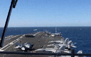 VIDEO: CENTCOM hé lộ hậu trường vận hành bay trên tàu sân bay Mỹ