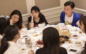 Lãnh đạo về hưu nói thẳng: Người có 2 hành động này trên bàn ăn nên tránh kết giao, càng thân càng dễ mất uy tín