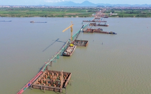 Đại công trường cầu Hồng Hà vượt sông Hồng sau 5 tháng thi công