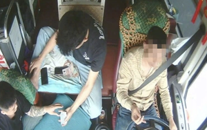 Tài xế cùng 2 phụ xe đánh bạc khi điều khiển xe khách phóng vun vút trên cao tốc