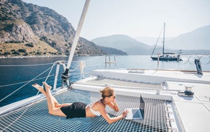 Công việc không cần bằng cấp giúp cô gái du lịch miễn phí, 24 tuổi đã mua nhà