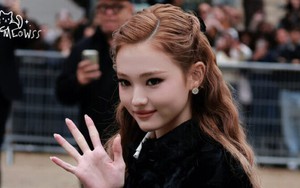 Bé gái đẹp nhất thế giới nay là ca sĩ nổi tiếng: Nhan sắc ngày càng khác lạ, vừa lớn đã xóa sổ quá khứ