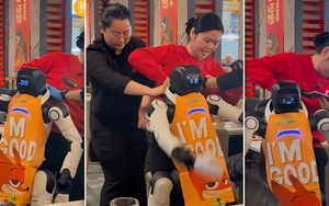 Robot tại nhà hàng lẩu Haidilao bất ngờ đập phá bát đĩa, phải chăng là stress quá?