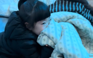 Bố đi làm xa, con gái một mình chạy vào phòng rồi làm hành động khiến mẹ ôm mặt khóc nức nở